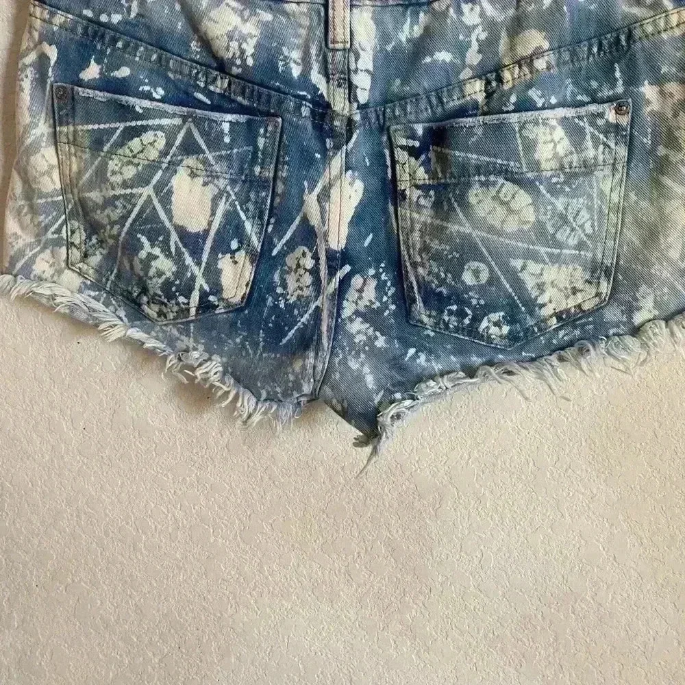 Free People Shibori Tribal Bleach Wash Frayed Hem Micro Denim Shorts Size 28